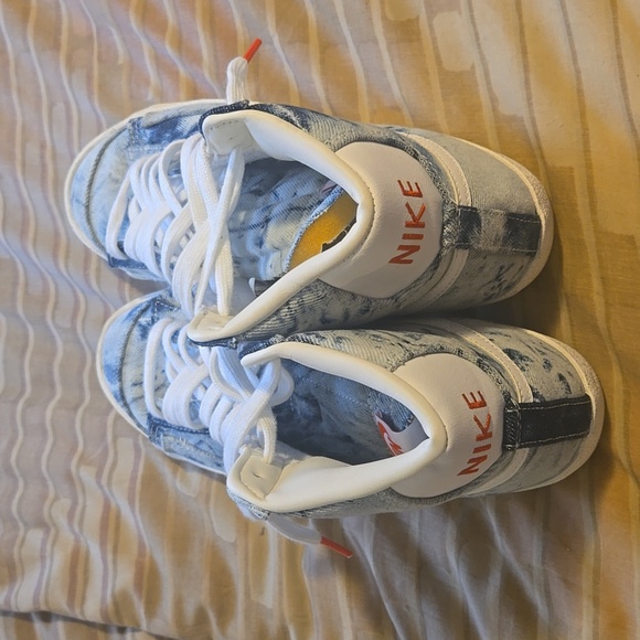 Sneakers - Picture 2 of 3